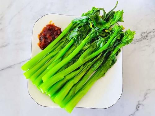 锅中放适量|晒晒我为家人做的晚餐,没有大鱼大肉也吃得舒坦,网友:家的味道