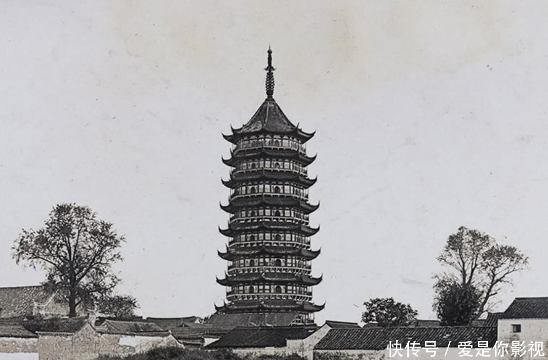 运河|晚清老照片:寺庙台阶上的老人,运河两岸的房屋