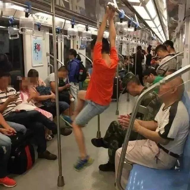 爸爸|地铁上,爸爸带女儿等地铁的照片火了,网友最高级别的炫富