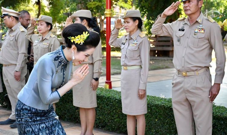  怪不得|诗尼娜贵妃太会打扮自己，艳光四射，怪不得拉玛十世会爱上她