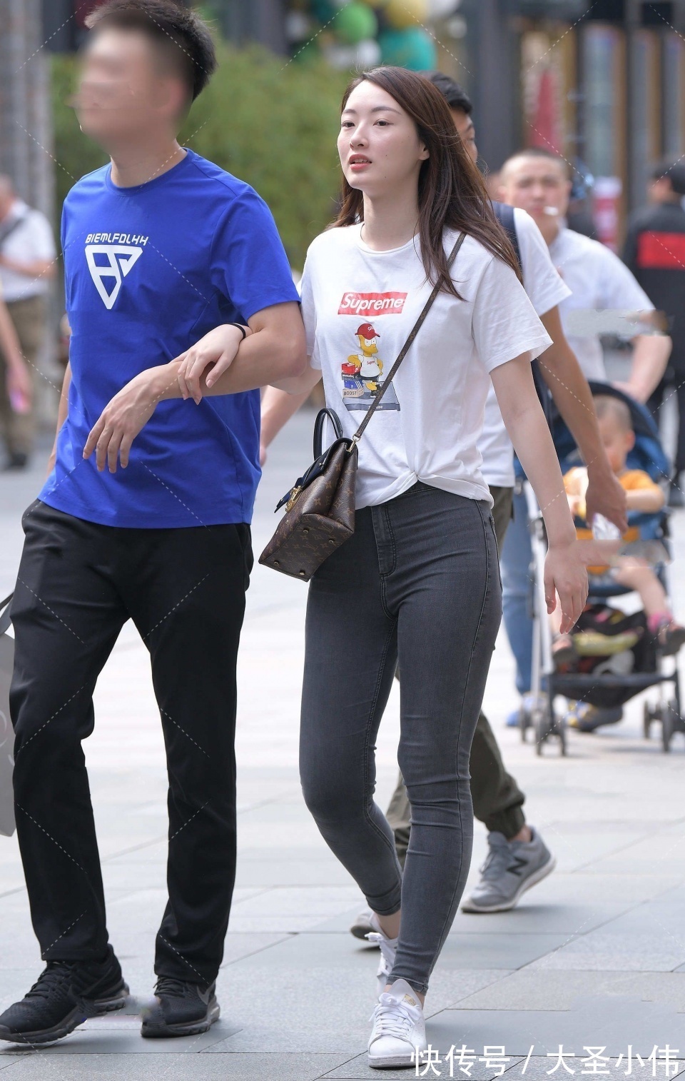 街拍|美女街拍:高颜值美女逛街,气质与颜值的结合体,笑起来那刻仿佛春天来了