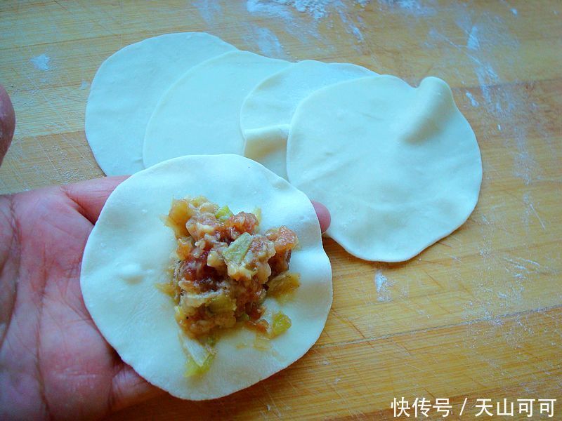  原汁原味|看新疆人冬至吃什么馅饺子？比韭菜开胃，比芹菜汁多，太滋补