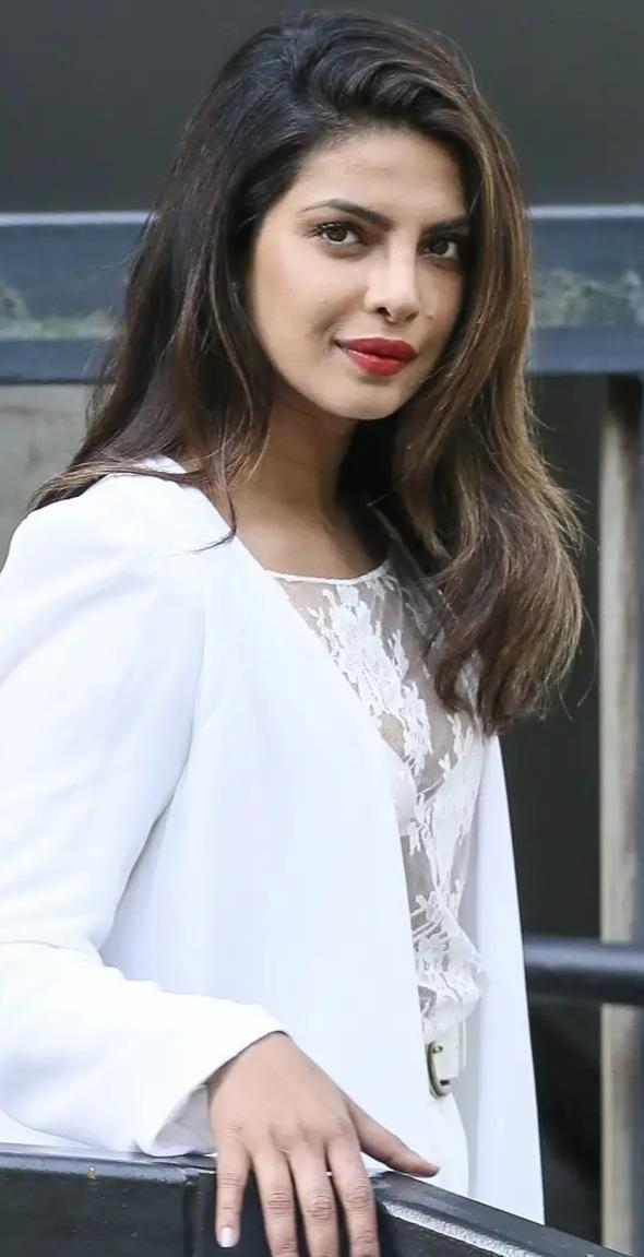 裸体|女画家为彰显艺术的世俗感,以自己为模特描绘裸体油画,画风暧昧