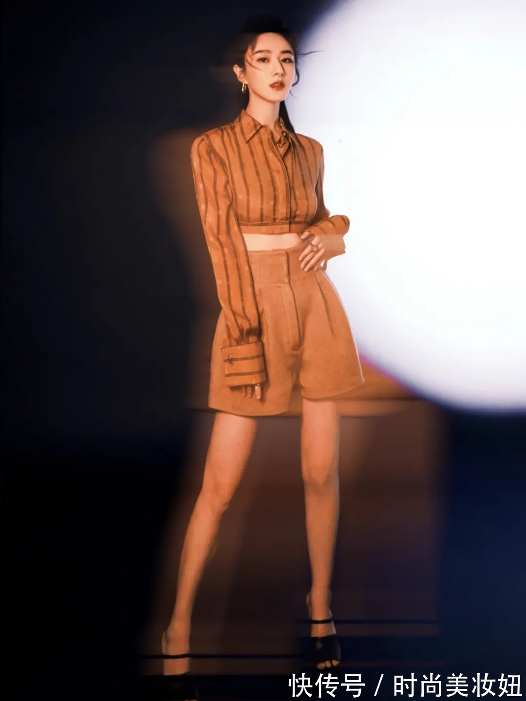 衬衫|薇娅真是带货“天花板”,穿露胃衬衫配高腰裤,气质媲美大明星