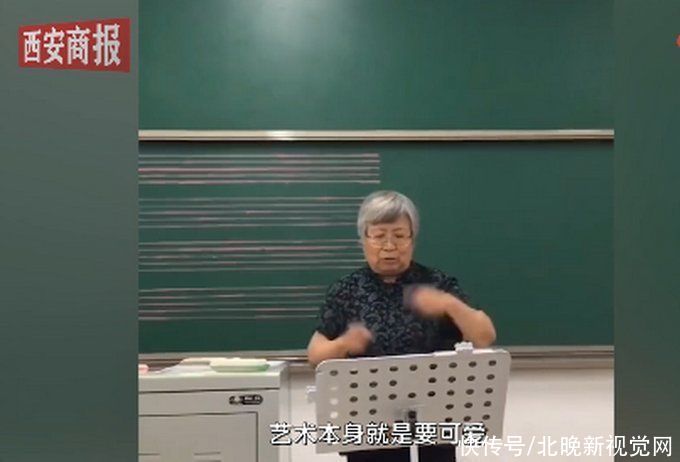  秧歌|76岁女教授激情指挥大合唱，网友：艺术可爱，奶奶也可爱