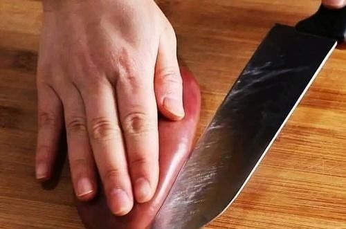 小伙子一夜暴富,花4000萬請拉菲特吃飯,竟然吃了個烤大腰子