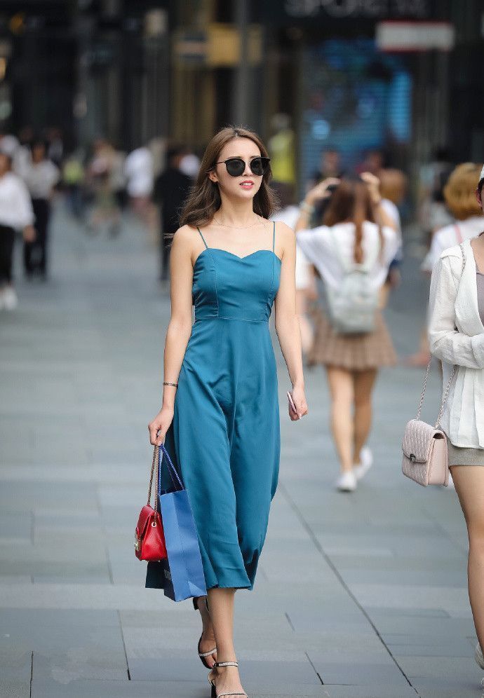 街拍:美女黑色休闲裤搭配蕾丝上衣,彰显年轻态和活力感