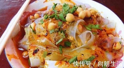 做凉皮太厚又开裂？大厨教你一招：掌握好比例跟配方，吃着还筋道