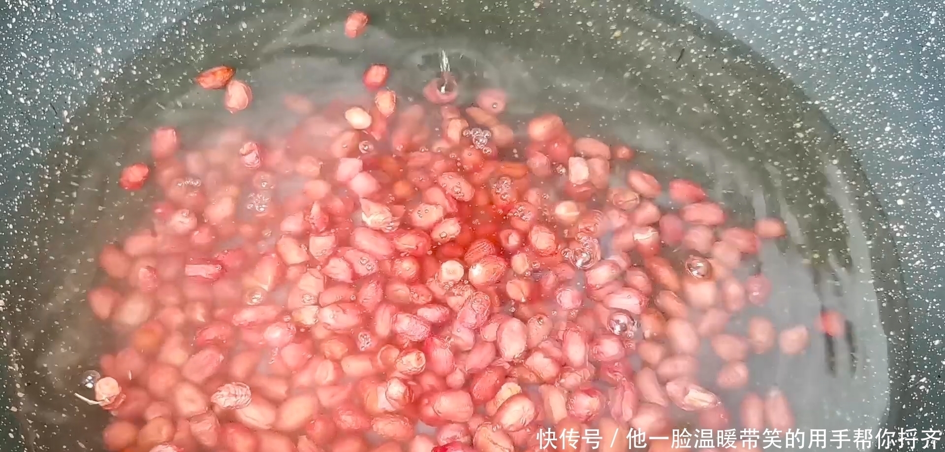 饭店|炒花生米时，掌握这些小诀窍，花生米不黑不糊，放一个月都嘎嘣脆