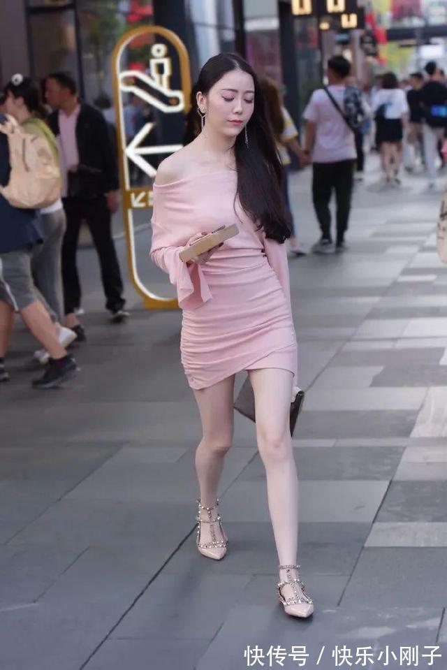 吊带 连衣裙的穿搭各具特色,更优雅和自信,时尚圈中穿搭模板