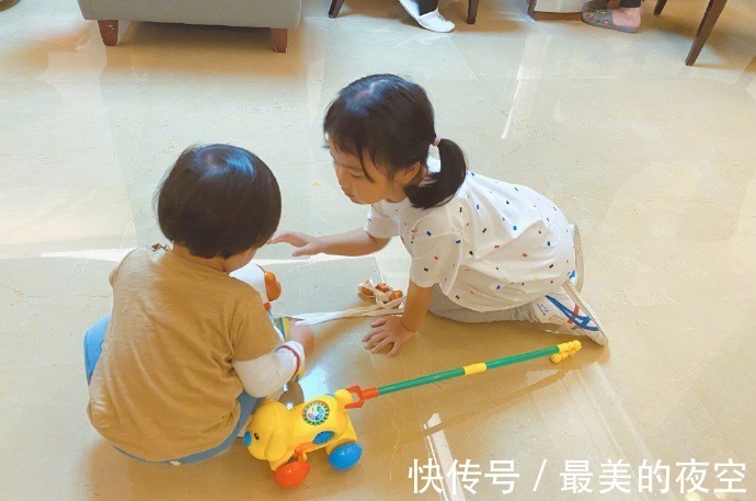 包文婧|張歆藝曬餃子和兒子玩的照片，夸餃子是個好姐姐