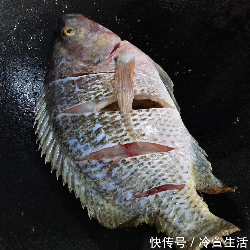 诀窍|煎鱼别再直接下油锅了,牢记3个诀窍,不粘锅不破皮更鲜美