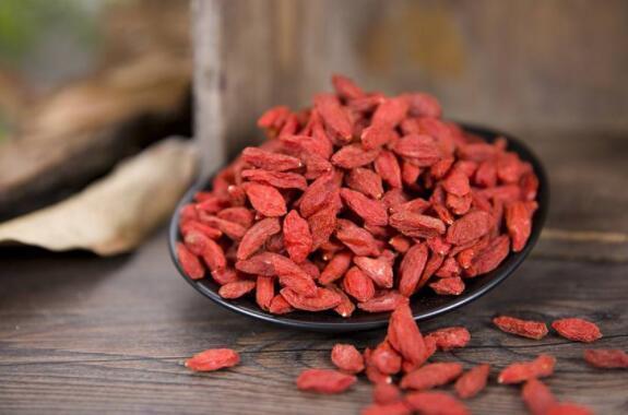 家里玫瑰怎么养只要每天喝“营养水”,开花爆盆,香气十足