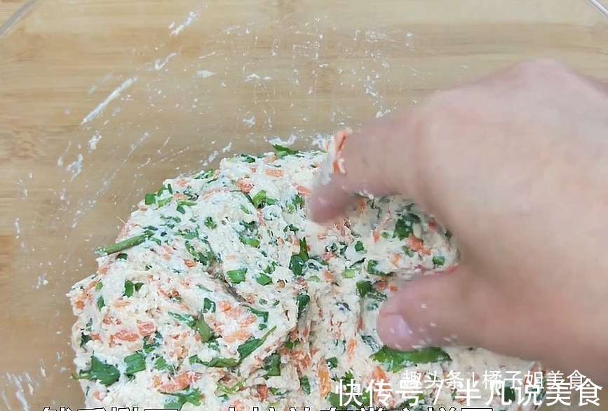丸子的新做法，我们全家都吃撑了，又香又鲜，比韭菜丸子还要香