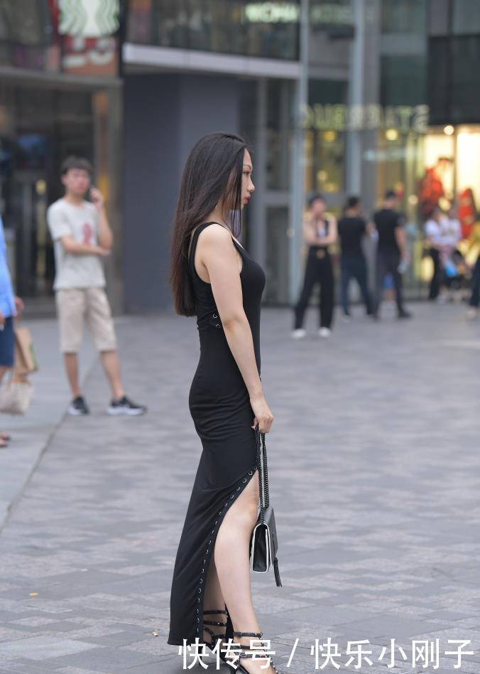 裙装|非常迷人的气质美女，身材很不错，穿着漂亮的衣服去逛街很有自信