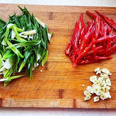 第一次尝试蒜苗炒豆腐皮，没想到这么好吃