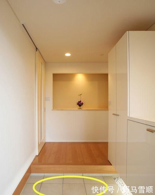 设计|日本的玄关设计太值得学习了,下沉5公分,柜子一半悬空一半落地