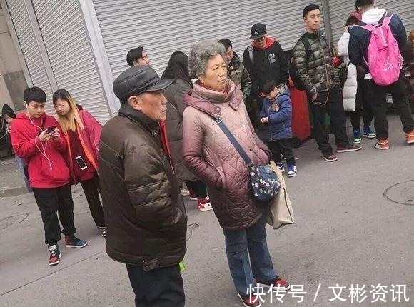 aj1 “常在街头混, 哪有不撞鞋! 我78岁了也穿AJ1, 小伙子你呢 ”!
