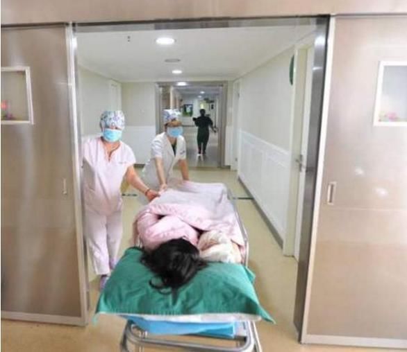 你不知道的冷知识:孕妈被推入产房后,医生们都在做些什么?