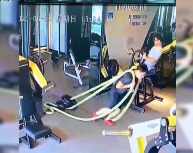 地面|拖拽哑铃把地面划伤，健身房要求赔2500，男子用布能擦掉