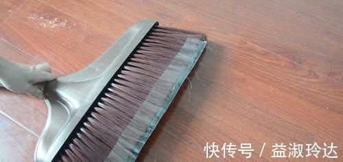 扫把|扫把上粘满了头发，试试这个方法，不脏手又方便，邻居见了纷纷学