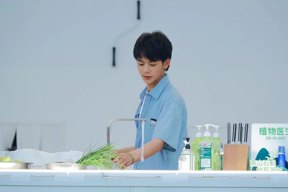 姚安娜|今晚率寧?kù)o、丁真、姚安娜等六人組營(yíng)業(yè)，“明學(xué)教主”黃曉明又在《中餐廳》放狠話了