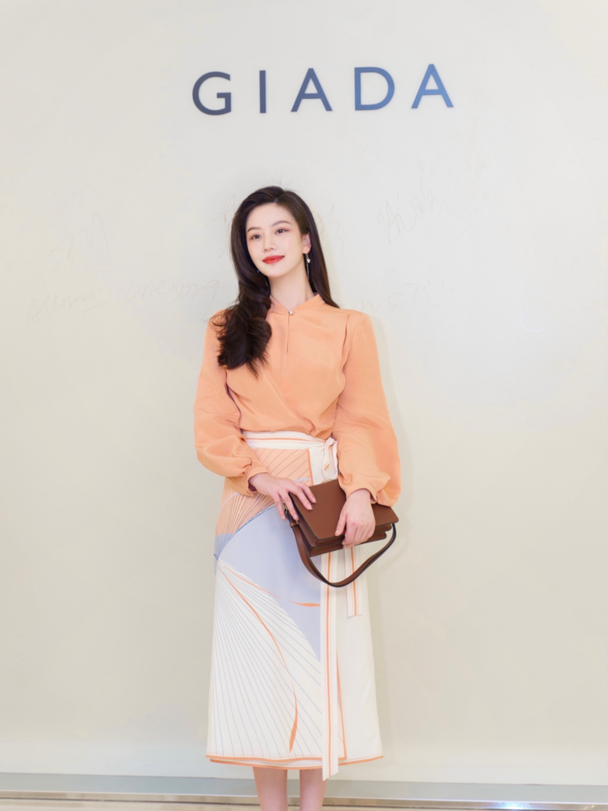 搭配|夏季,女神博主这样穿很高级,衬衫搭配半身裙简约利落,清爽减龄