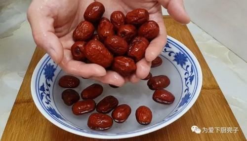 半斤红枣,1斤糯米,蒸一蒸包一包,比粽子还好吃,个个香糯不粘牙