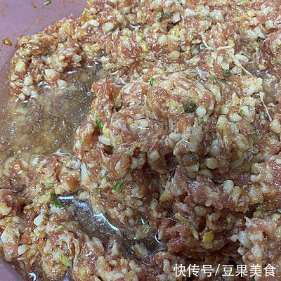 大肉包子|色香味俱全，米饭配香喷喷的大肉包子，下饭绝杀