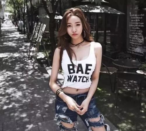 范儿|牛仔裤小姐姐，展现优雅女神范儿，甜美饱满！