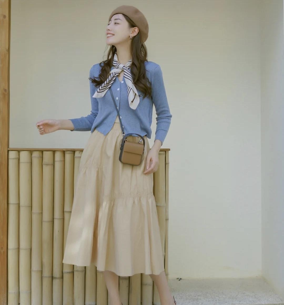半身裙 秋冬季节怎么穿?针织开衫搭配百褶半身裙温柔优雅,美出了新高度