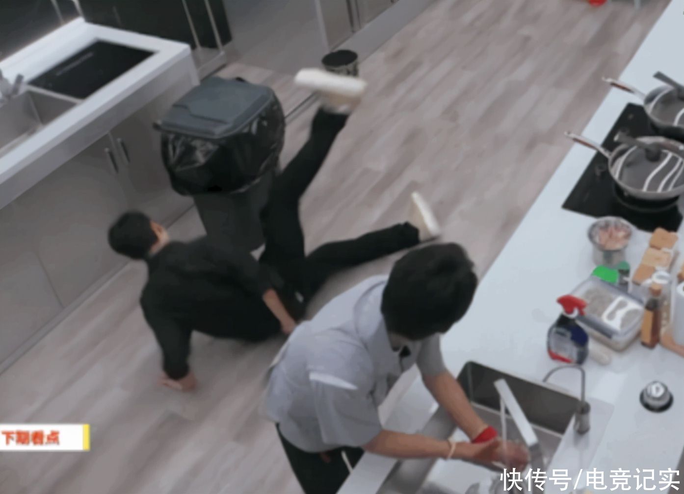 廚房|《中餐廳》廚房房頂坍塌后，龔俊因地滑摔倒，安全隱患令人擔憂