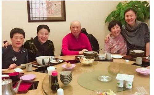 教练员|王楠宴请恩师，78岁金牌教练已头发花白，曾为国乒执教31年