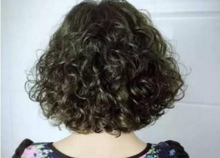 女人 理发师透露:奔五的女人,少弄这3种“过气发型”!易显老还丑