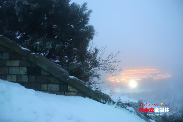 春雪满山坡，岱宗展新颜