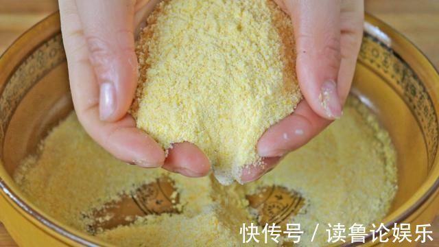 玉米面最好吃的做法,开水一烫,简单一揉,比吃肉还过瘾,太香了