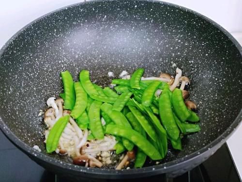  干净之后|荷兰豆和海鲜菇是“天生一对”，炒一炒，味道鲜美超下饭