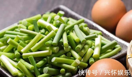 蒜苔直接下锅炒?那就错了,多做1步,脆嫩又入味,颜色不发黄