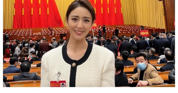 佟丽娅晒第十一届全国文代会合影，明星大腕云集，她带来王炸效果