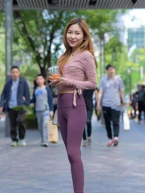 百褶裤 高腰的瑜伽裤设计显得飘逸有型,穿出成熟的美感,显出气质