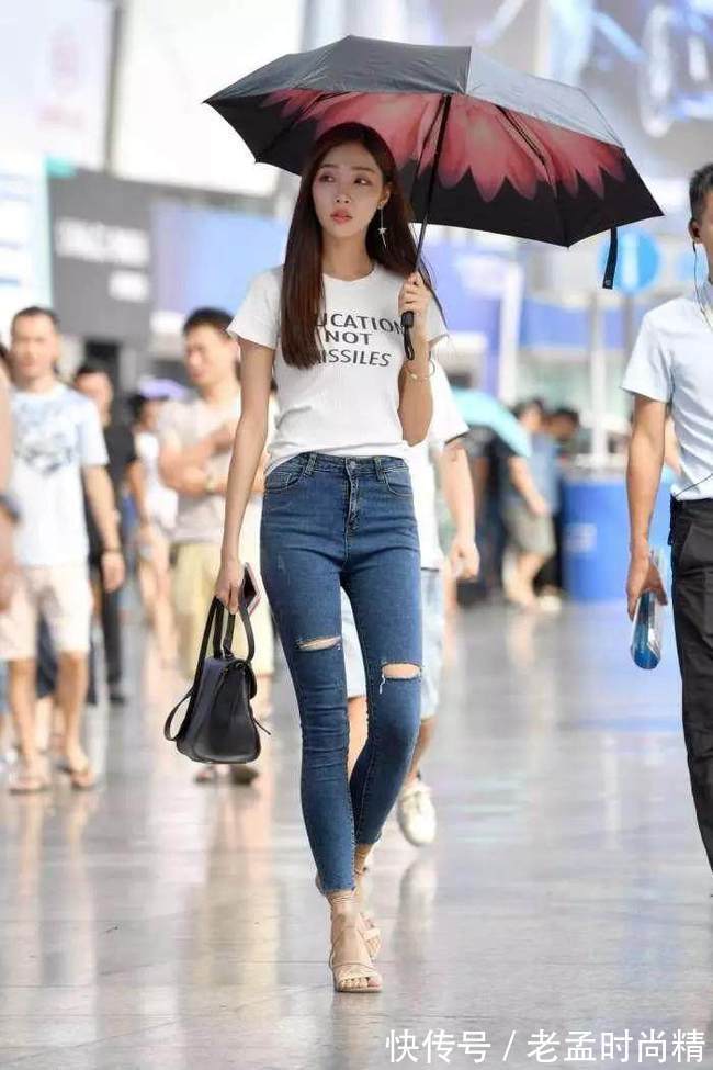 鸭舌帽|气质小姐姐破洞牛仔裤搭配紧身T恤,蓝色鸭舌帽洋气范儿十足