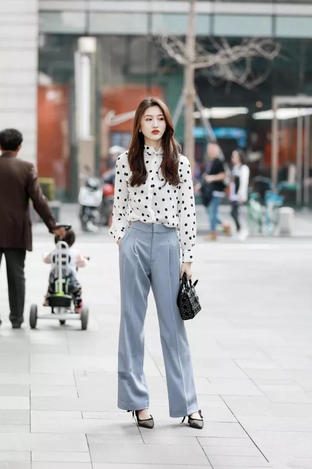 凉鞋 美女一双高跟凉鞋,个性的鞋面带有横条的绑带,十分的有女人味