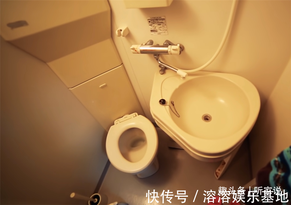 缝隙房|90后姑娘住进日本8㎡“缝隙房”,吃饭坐地上,睡觉爬梯子