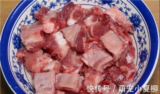 买排骨时,找“肉多”还是“肉少”的好?肉贩子无意透了底,看看