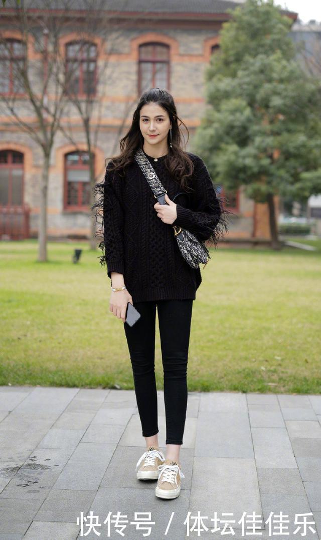 冬季穿搭拒绝平庸，实用的“毛衣+长裤”学起来，基础款也很时髦