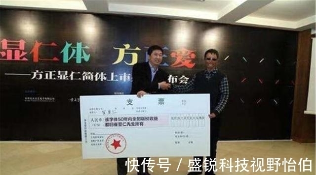 收购!乞丐苦练10年粉笔字,字体被收购,如今成书法家,身价上千万