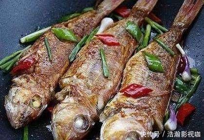 煎鱼别只会用生姜!大厨多加一点它,煎鱼不粘锅,鱼肉红亮入味