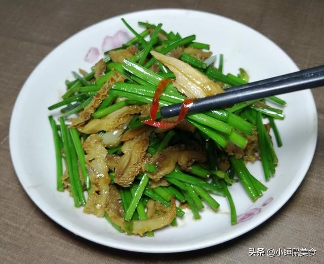 好吃|教你超简单爆炒牛肚丝的家常做法，多做这一步，香辣好吃又下饭