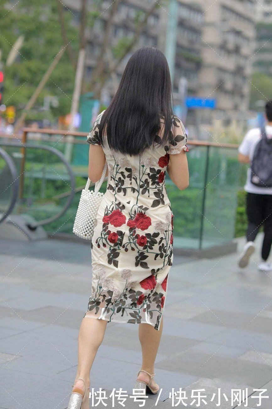 黄皮女生选衣服时一定要注意,穿搭清新亮眼