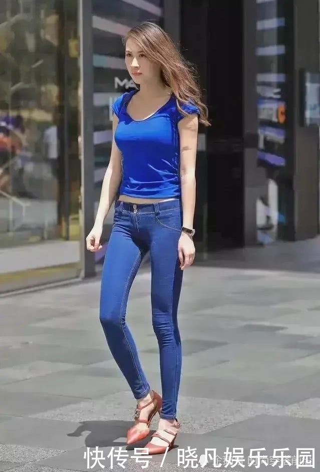 见过大场面的女人,牛仔裤从不搭小白鞋,跟着穿时髦又减龄!